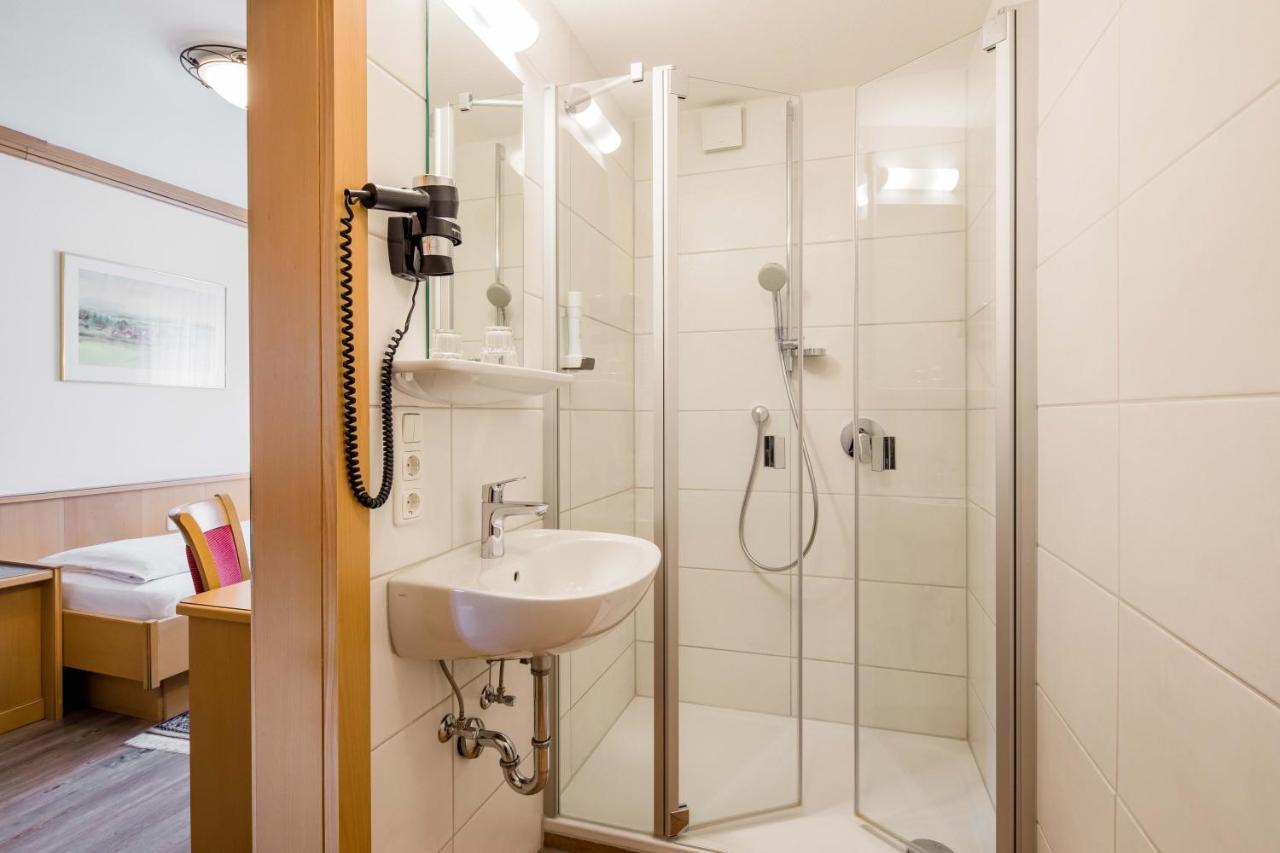 Hotel Bayrischer Loewe Osterhofen Eksteriør billede