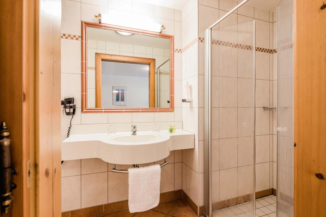 Hotel Bayrischer Loewe Osterhofen Eksteriør billede