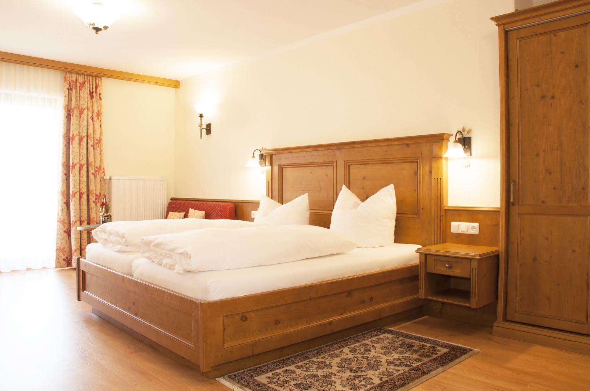 Hotel Bayrischer Loewe Osterhofen Eksteriør billede