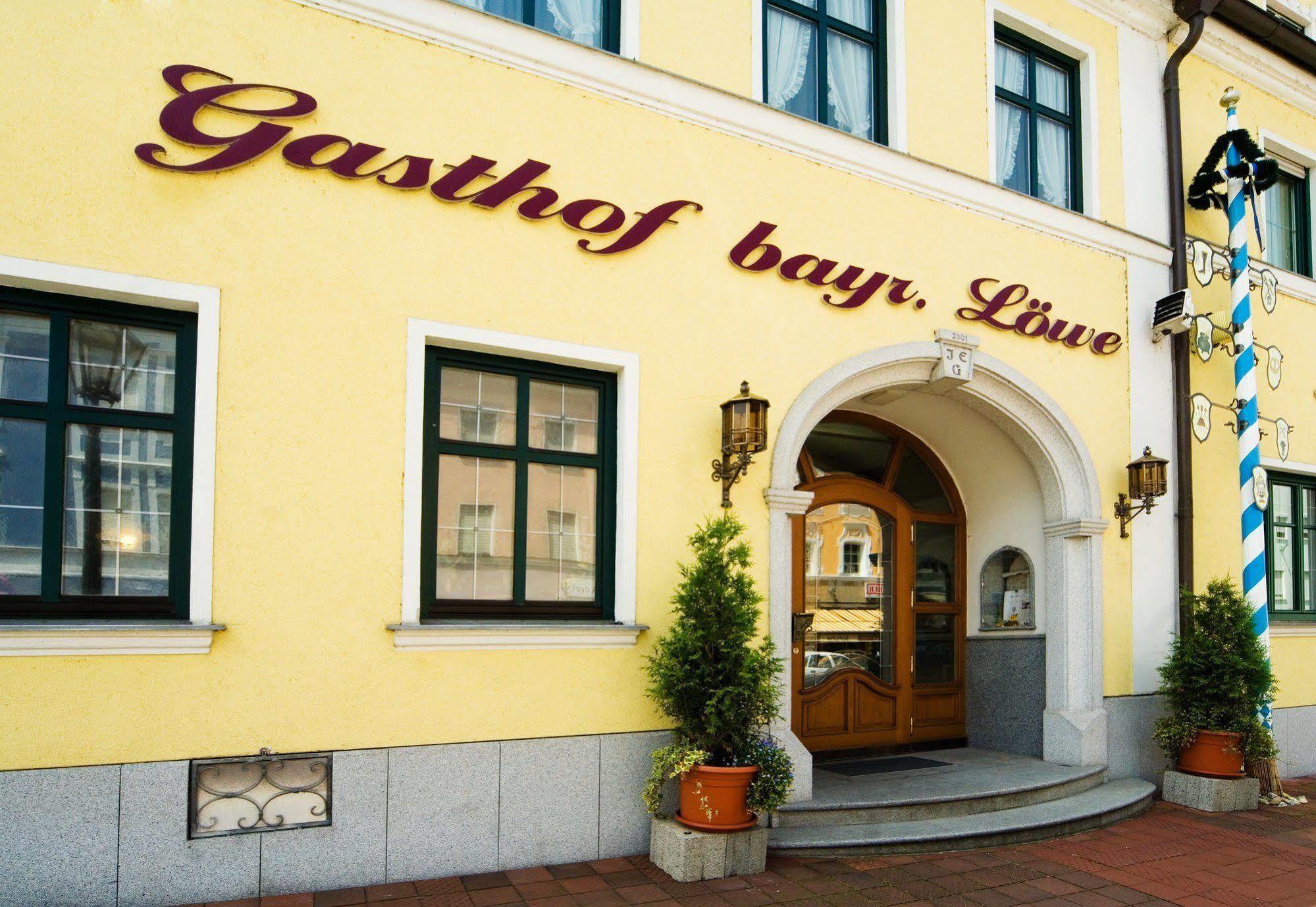 Hotel Bayrischer Loewe Osterhofen Eksteriør billede