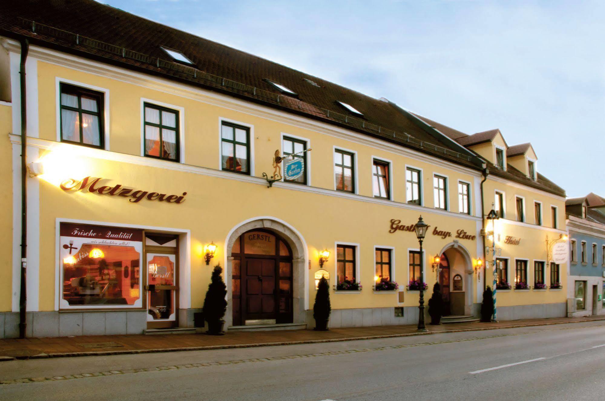 Hotel Bayrischer Loewe Osterhofen Eksteriør billede